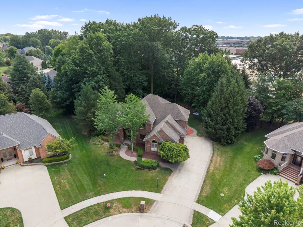 52018 Loon Court Shelby Charter Township, MI 48315
