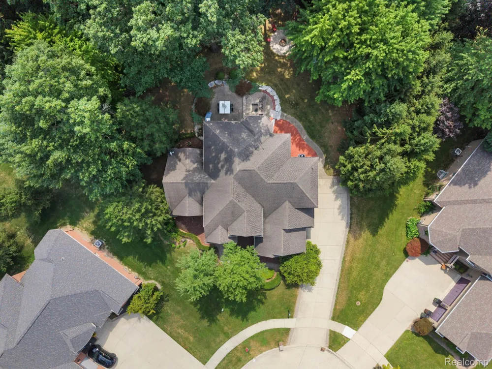 52018 Loon Court Shelby Charter Township, MI 48315