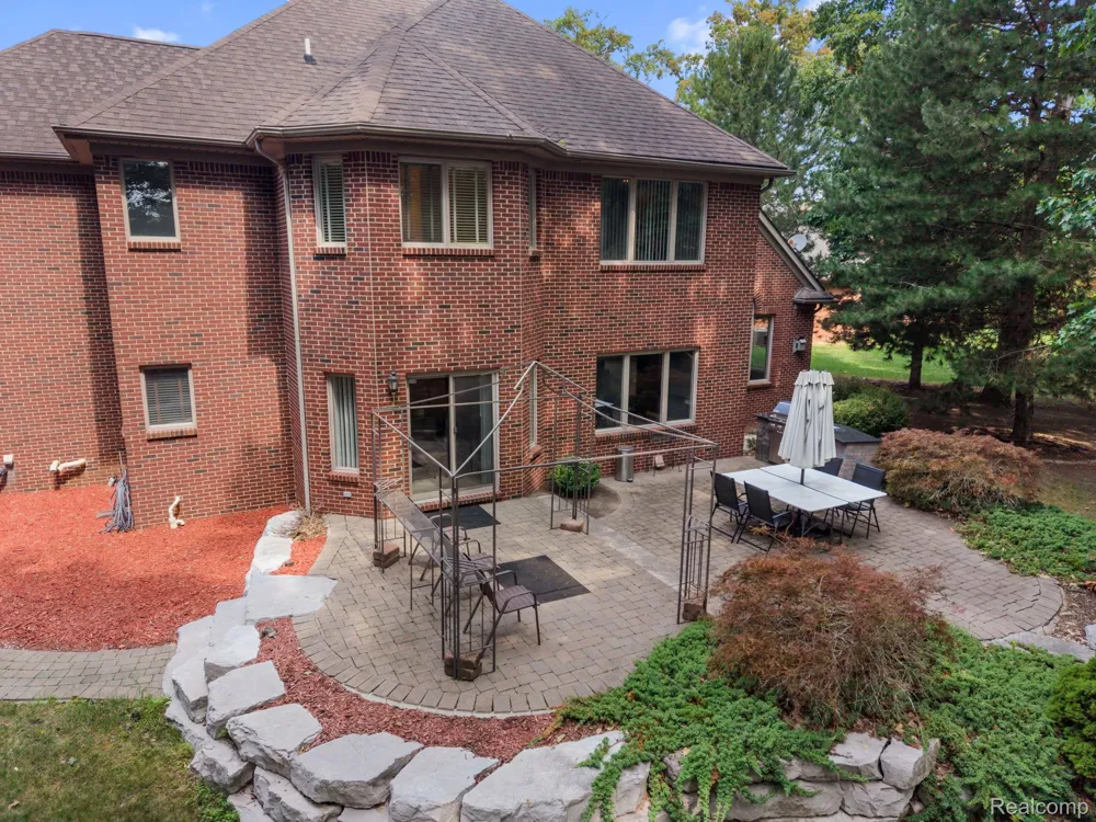 52018 Loon Court Shelby Charter Township, MI 48315