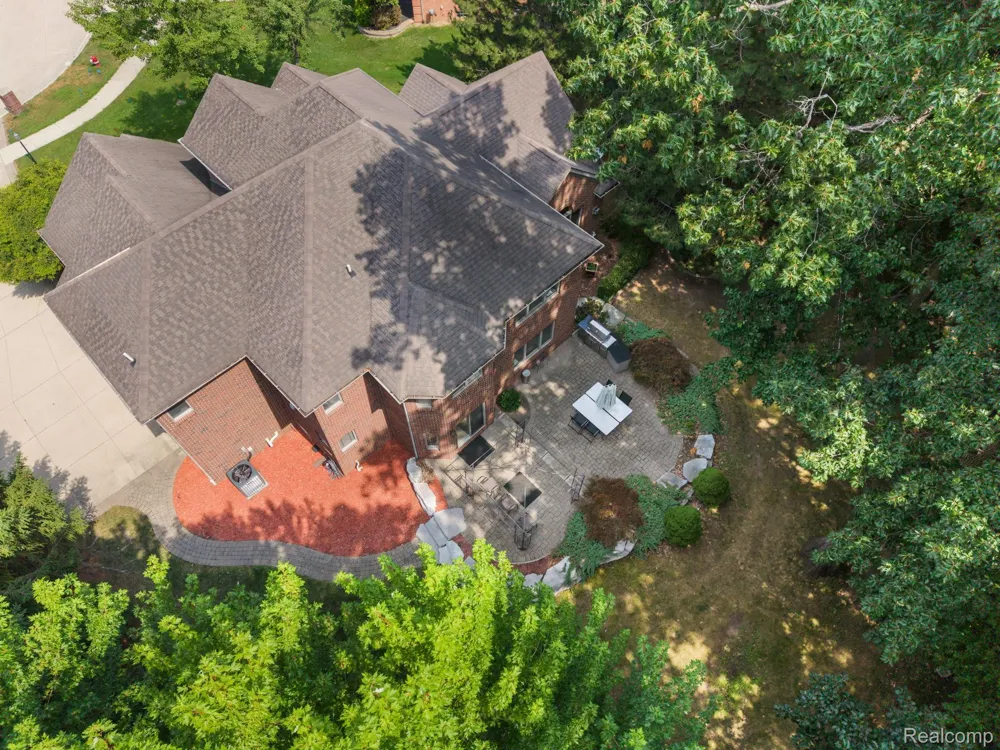 52018 Loon Court Shelby Charter Township, MI 48315