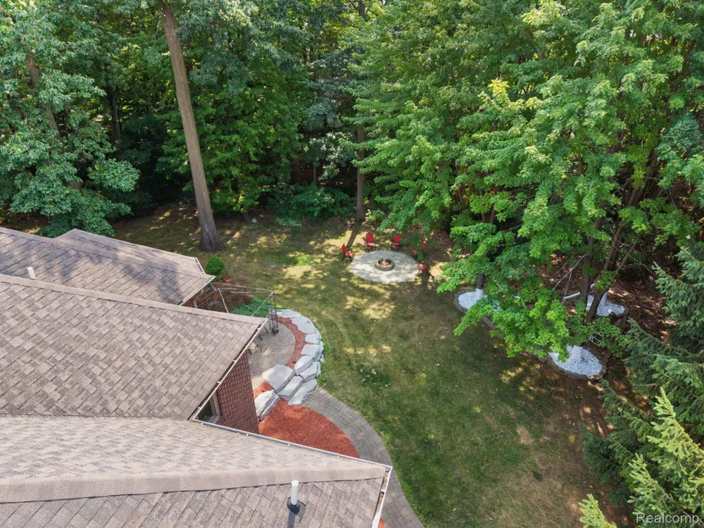 52018 Loon Court Shelby Charter Township, MI 48315