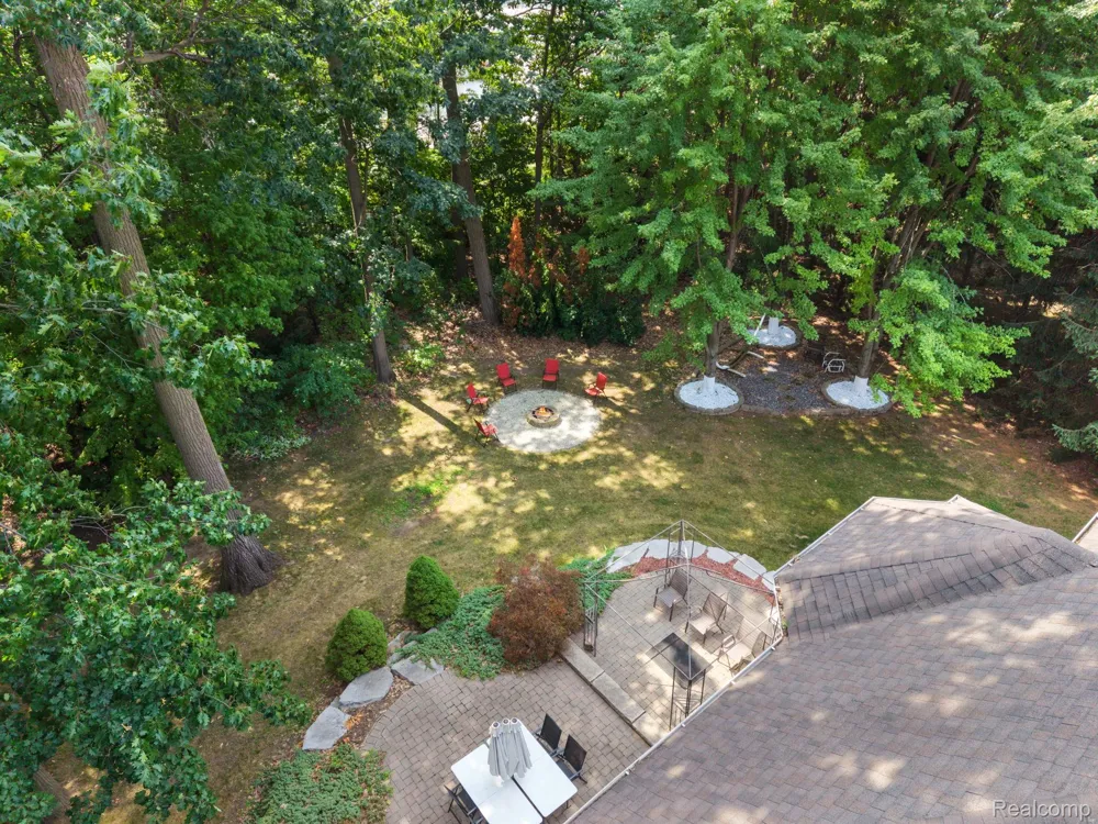 52018 Loon Court Shelby Charter Township, MI 48315