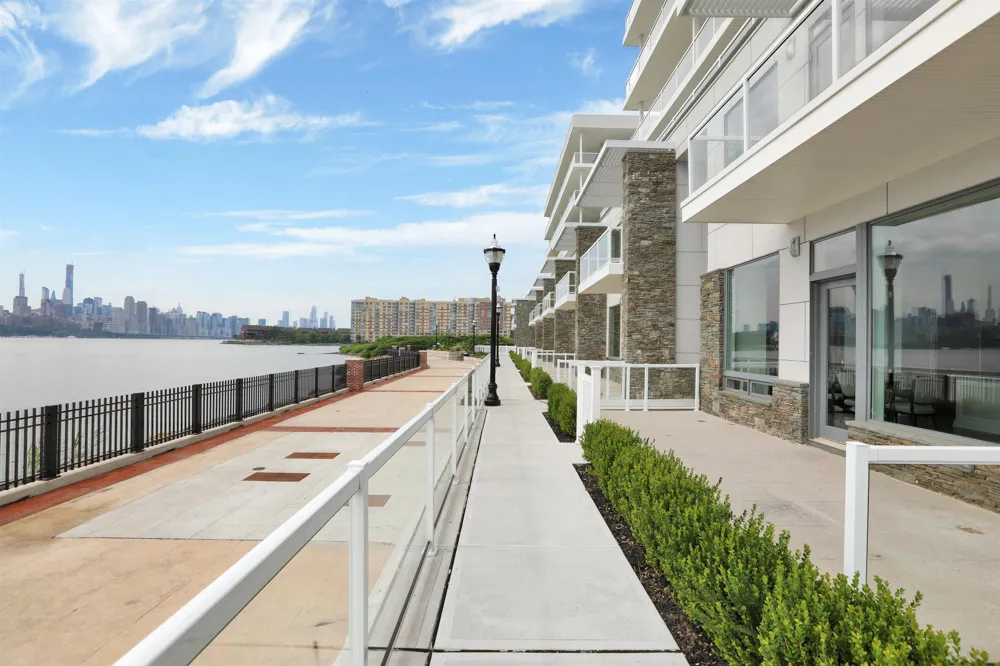 3 SOMERSET LANE Edgewater, NJ 07020