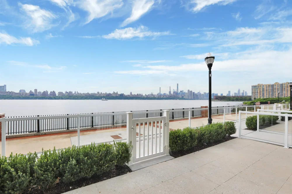 3 SOMERSET LANE Edgewater, NJ 07020