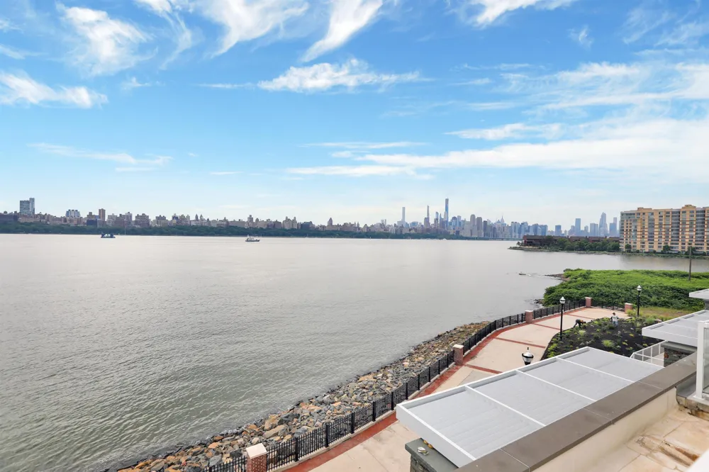 3 SOMERSET LANE Edgewater, NJ 07020