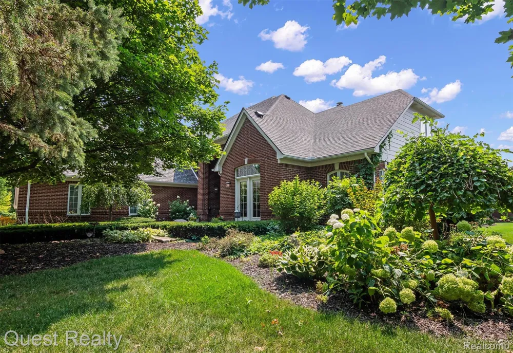 56439 Nickelby S Shelby Charter Township, MI 48316