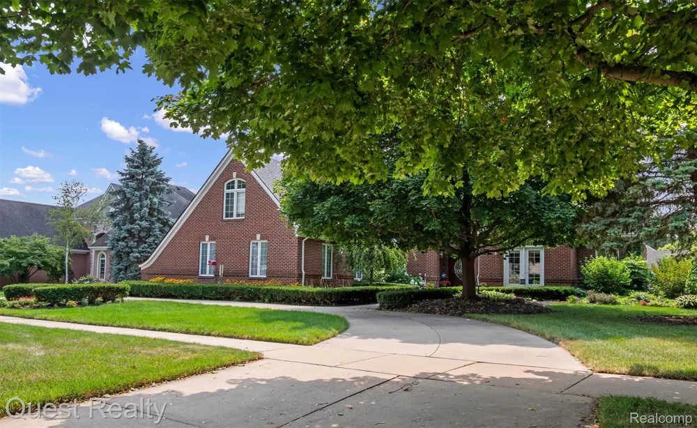 56439 Nickelby S Shelby Charter Township, MI 48316