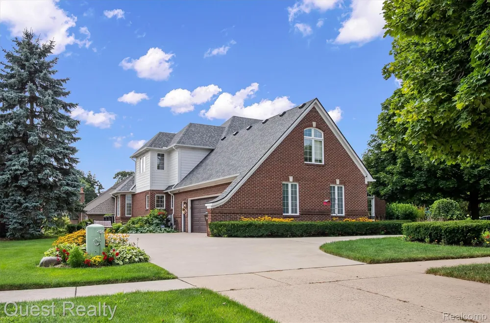 56439 Nickelby S Shelby Charter Township, MI 48316