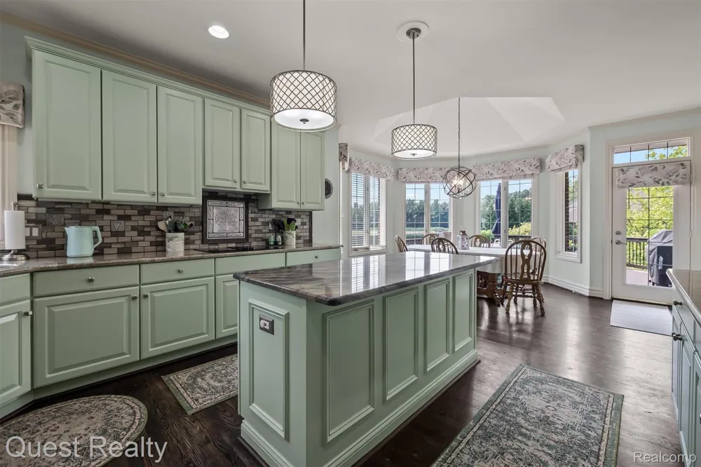 56439 Nickelby S Shelby Charter Township, MI 48316