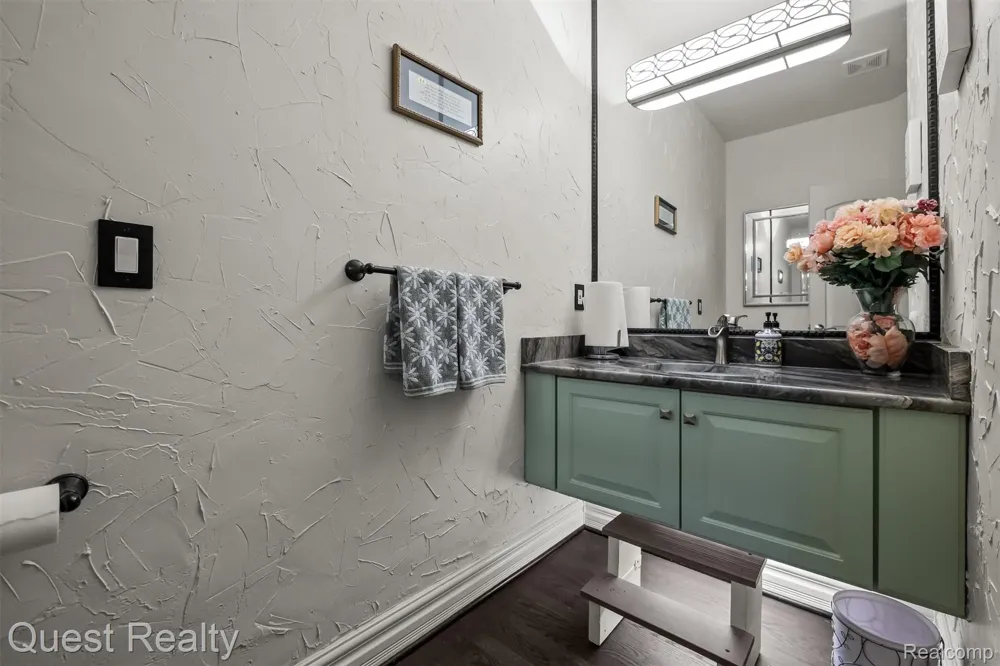 56439 Nickelby S Shelby Charter Township, MI 48316