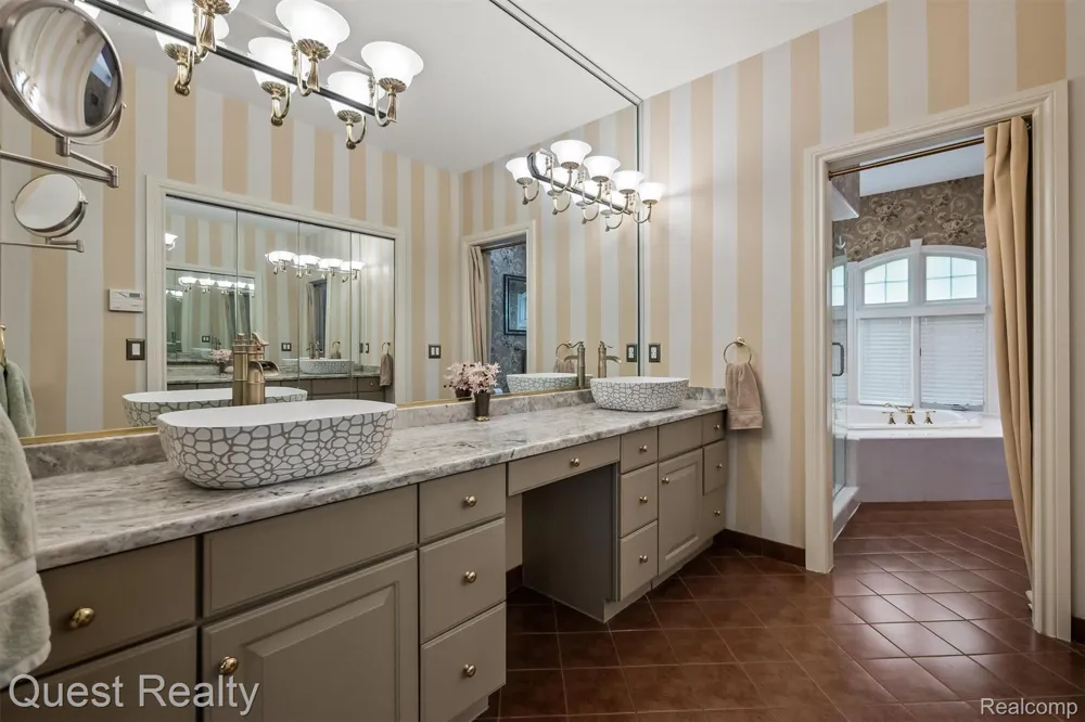 56439 Nickelby S Shelby Charter Township, MI 48316