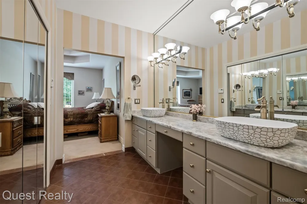 56439 Nickelby S Shelby Charter Township, MI 48316