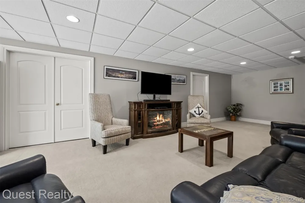 56439 Nickelby S Shelby Charter Township, MI 48316