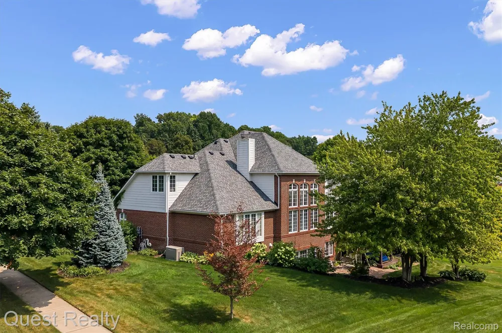56439 Nickelby S Shelby Charter Township, MI 48316