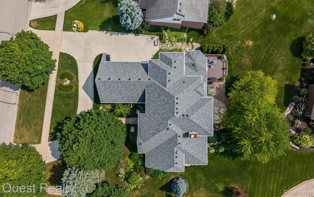 56439 Nickelby S Shelby Charter Township, MI 48316