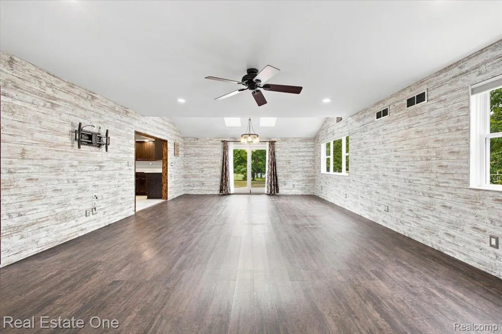 3697 W Lakeshore Drive Lapeer City, MI 48446