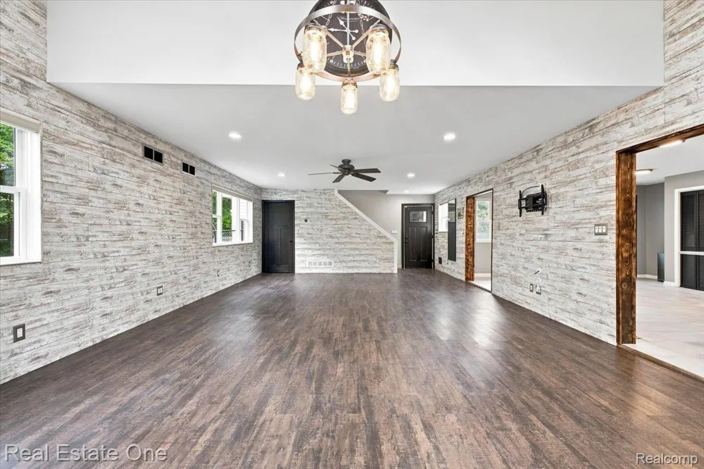 3697 W Lakeshore Drive Lapeer City, MI 48446