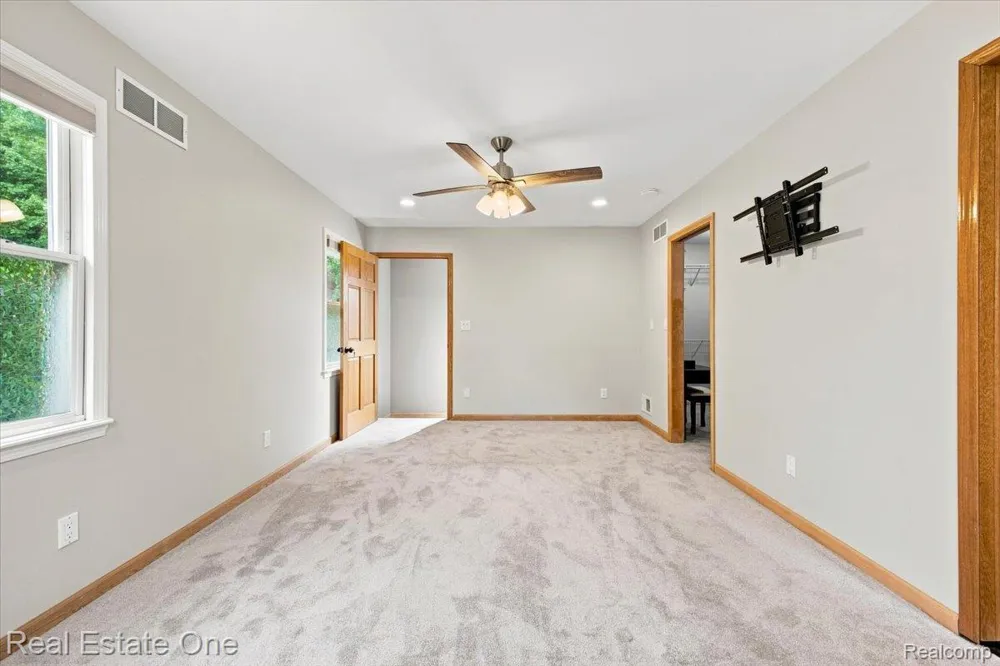 3697 W Lakeshore Drive Lapeer City, MI 48446
