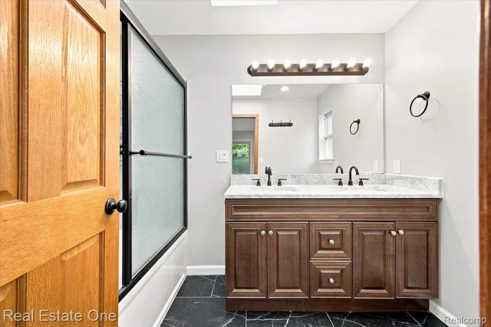 3697 W Lakeshore Drive Lapeer City, MI 48446
