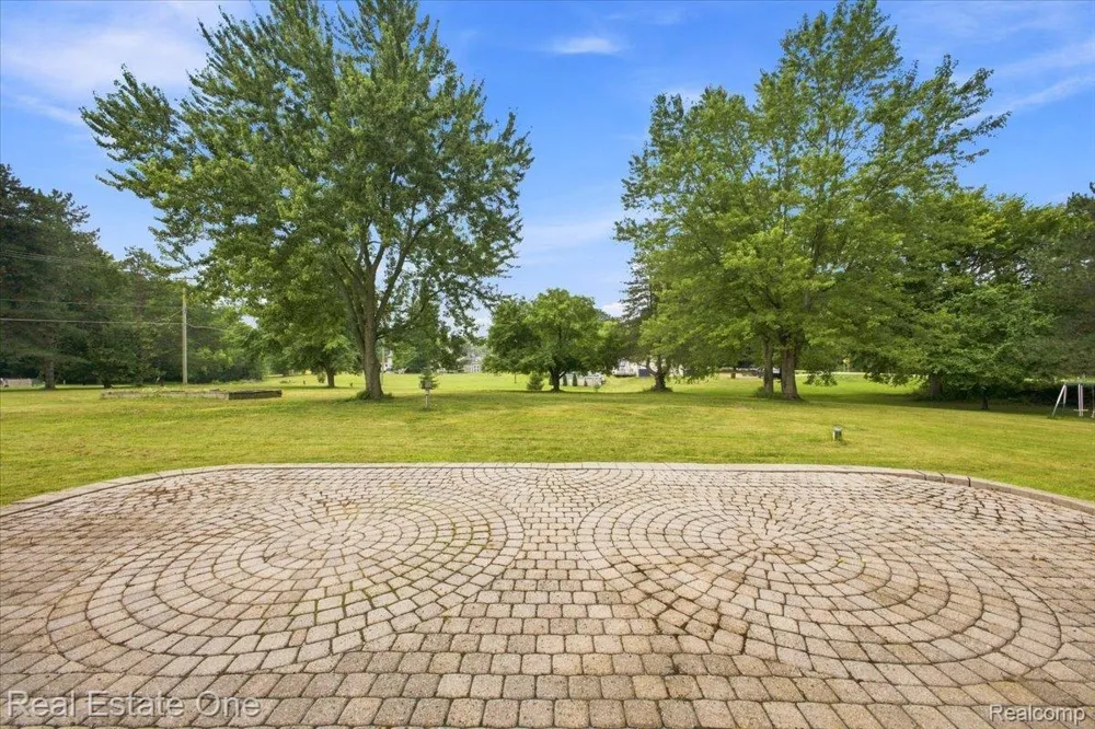 3697 W Lakeshore Drive Lapeer City, MI 48446