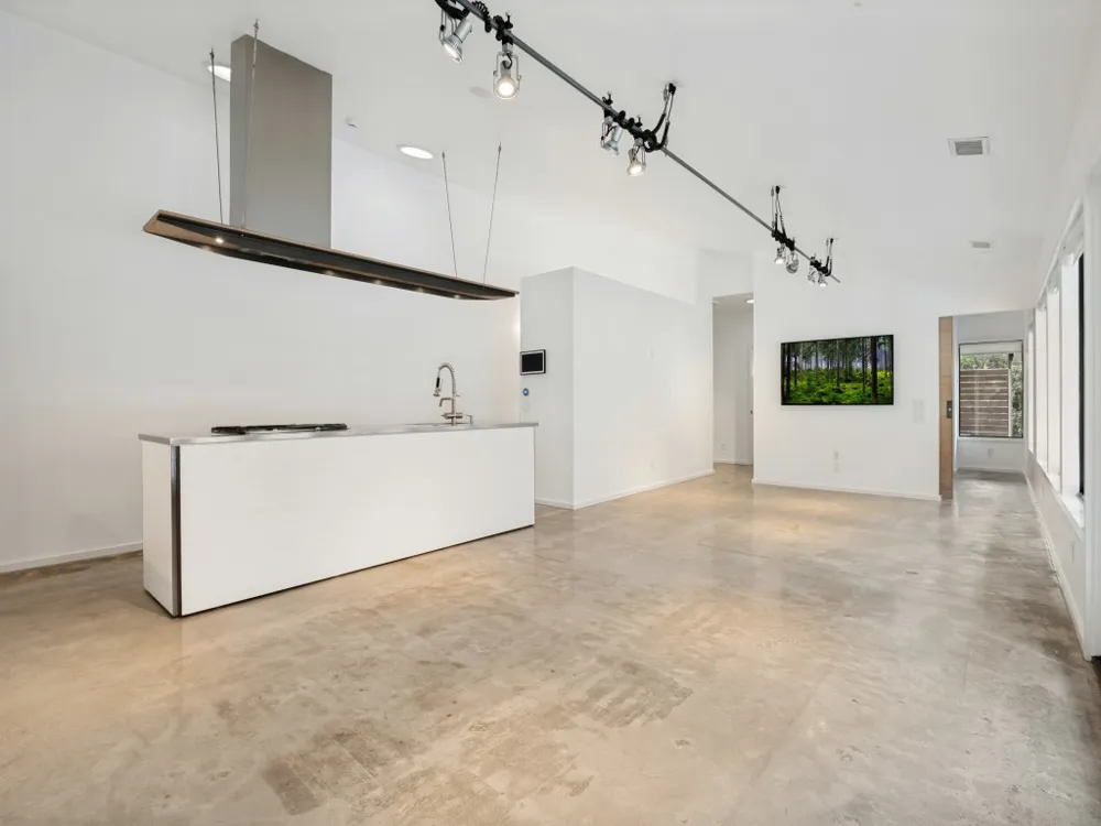 43 Vanguard Way Dallas, TX 75243