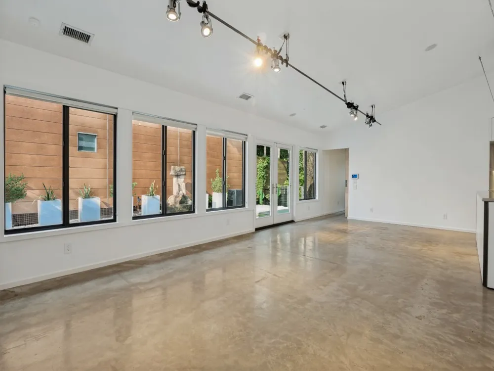 43 Vanguard Way Dallas, TX 75243