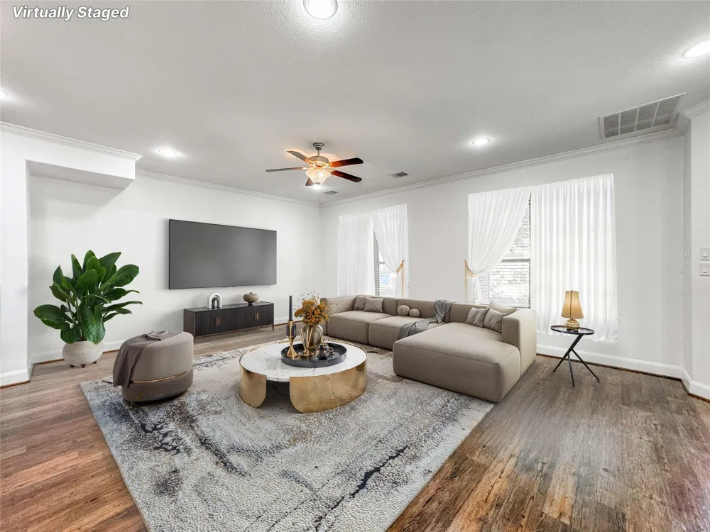 717 Via Lago Webster, TX 77598