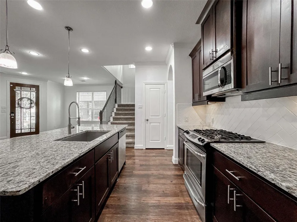 717 Via Lago Webster, TX 77598