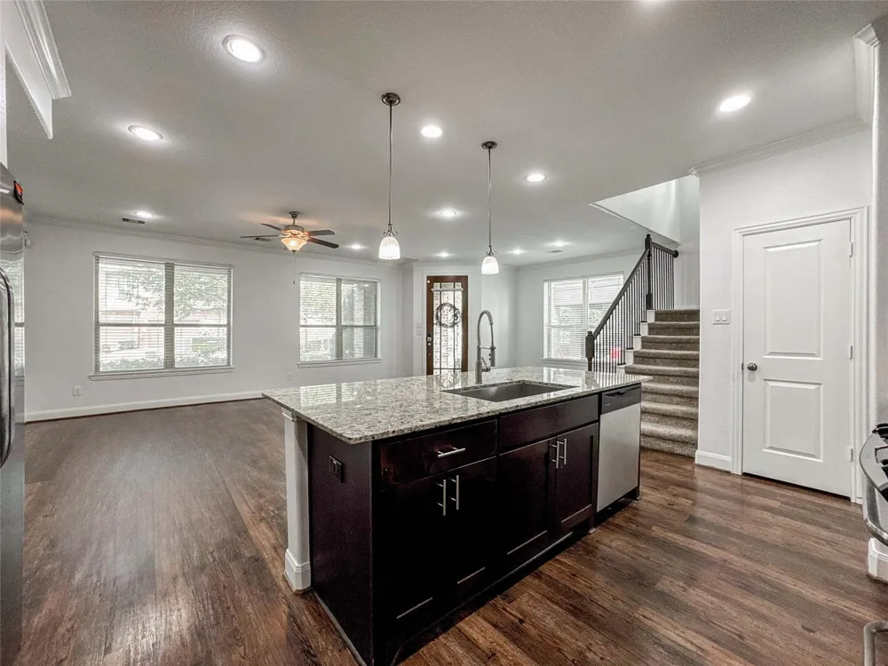 717 Via Lago Webster, TX 77598