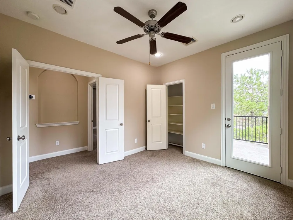 717 Via Lago Webster, TX 77598