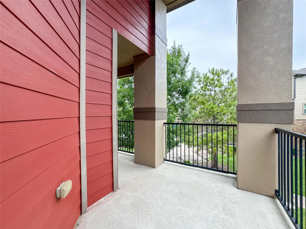 717 Via Lago Webster, TX 77598