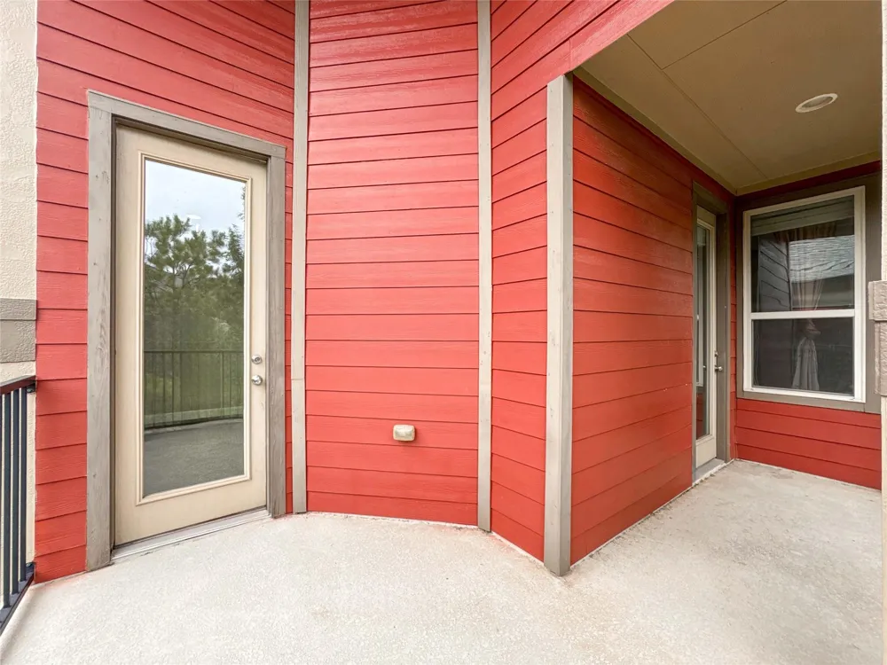 717 Via Lago Webster, TX 77598