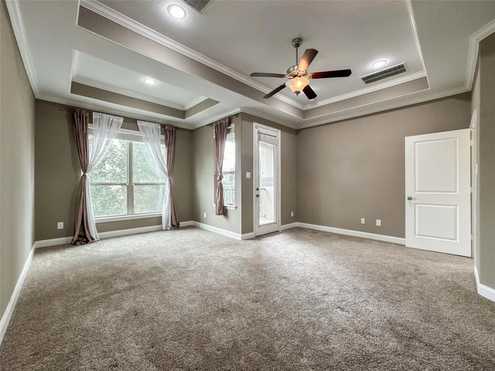717 Via Lago Webster, TX 77598