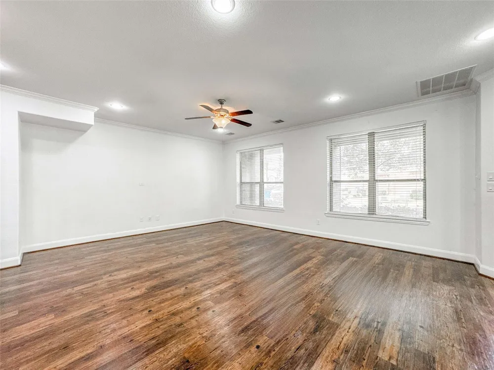 717 Via Lago Webster, TX 77598