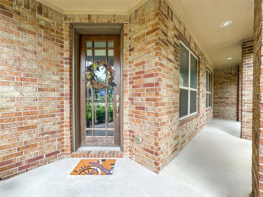 717 Via Lago Webster, TX 77598