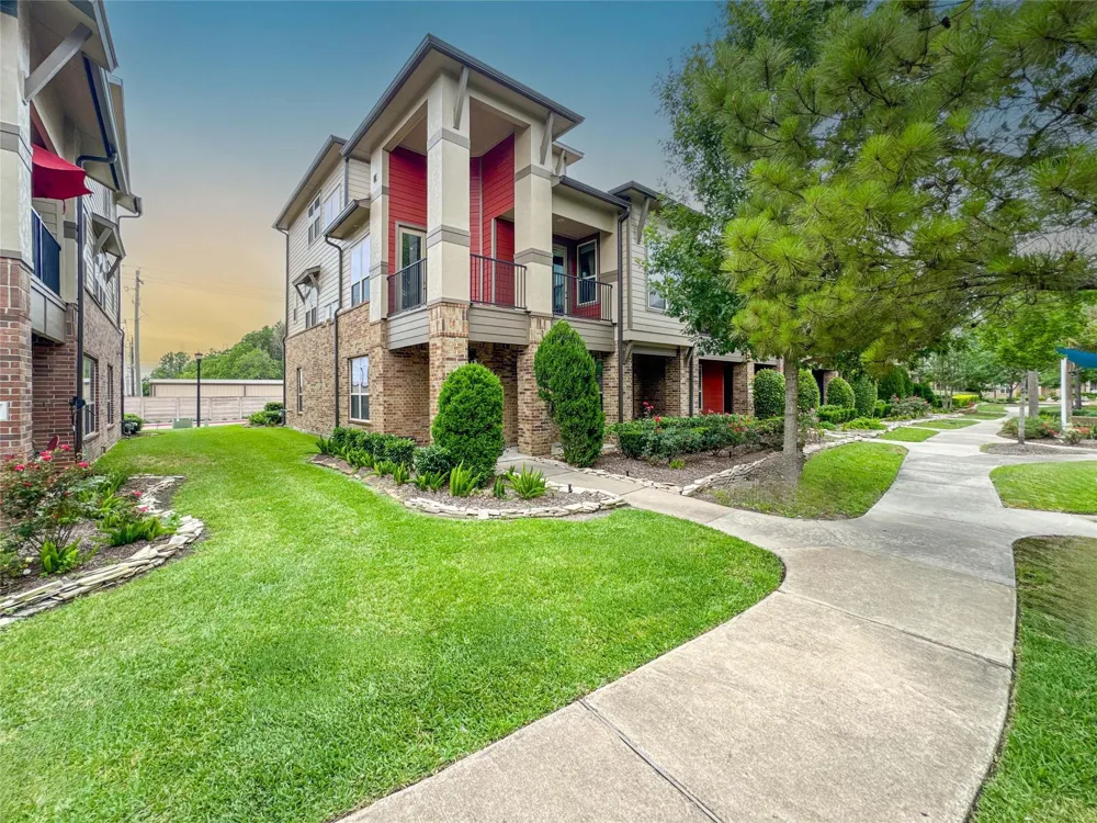 717 Via Lago Webster, TX 77598