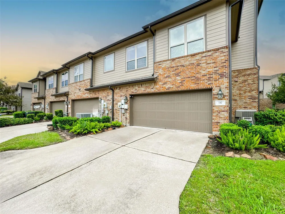 717 Via Lago Webster, TX 77598
