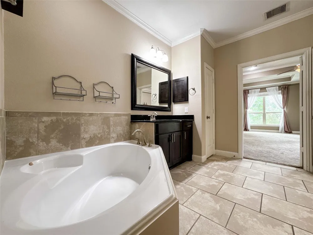 717 Via Lago Webster, TX 77598