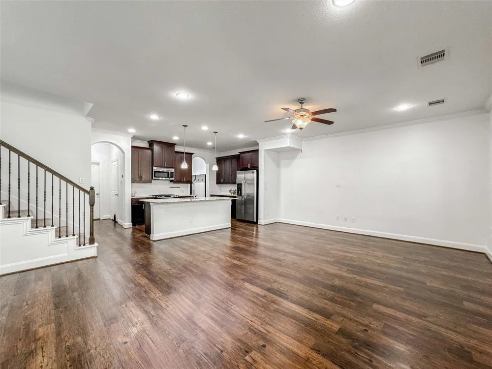 717 Via Lago Webster, TX 77598