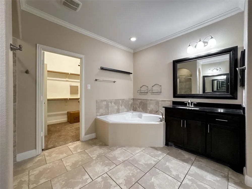 717 Via Lago Webster, TX 77598