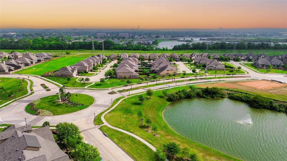 717 Via Lago Webster, TX 77598