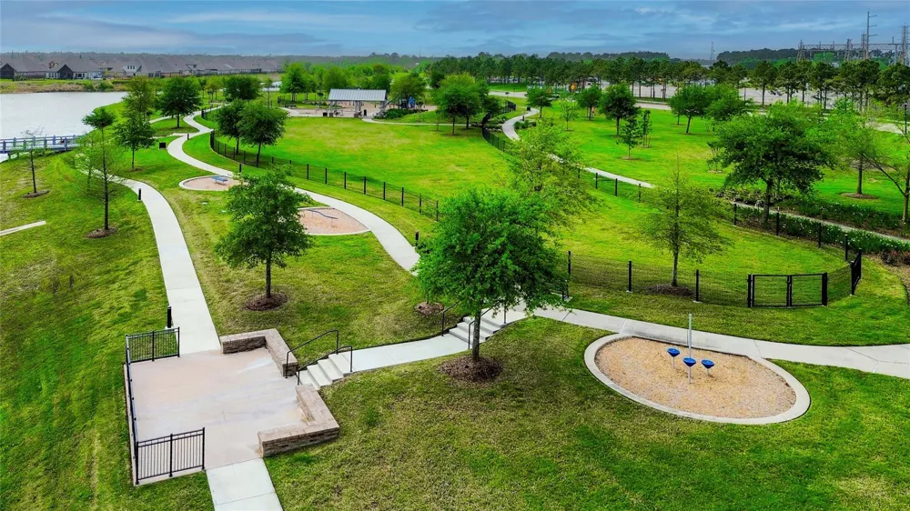 717 Via Lago Webster, TX 77598
