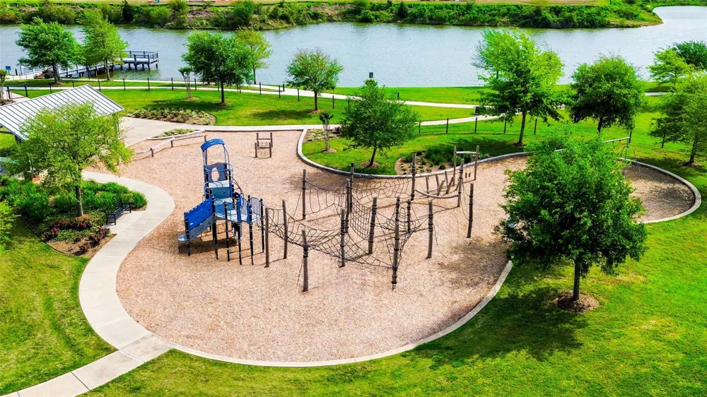 717 Via Lago Webster, TX 77598
