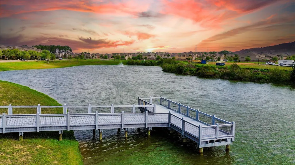 717 Via Lago Webster, TX 77598
