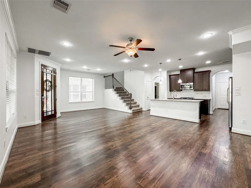 717 Via Lago Webster, TX 77598