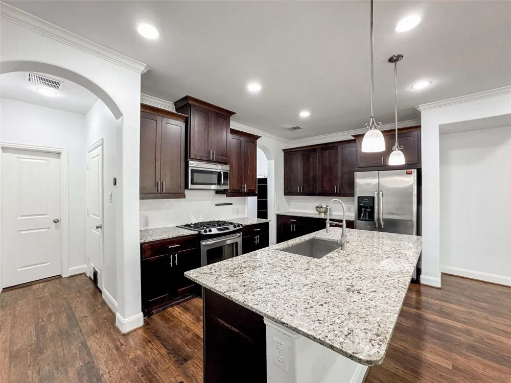 717 Via Lago Webster, TX 77598