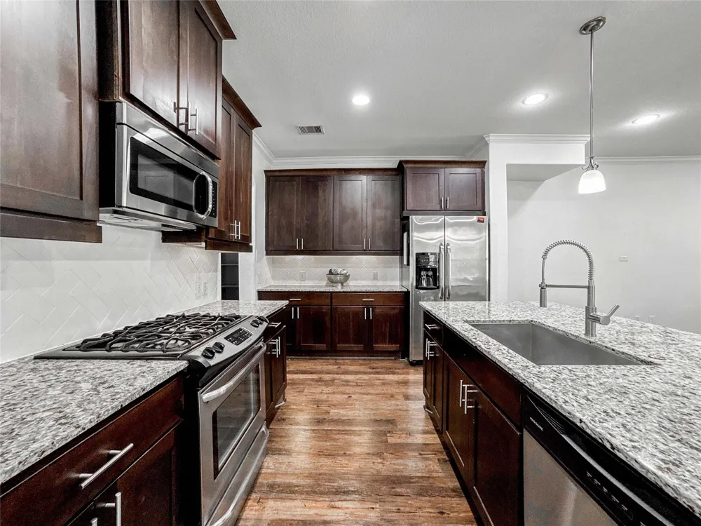 717 Via Lago Webster, TX 77598