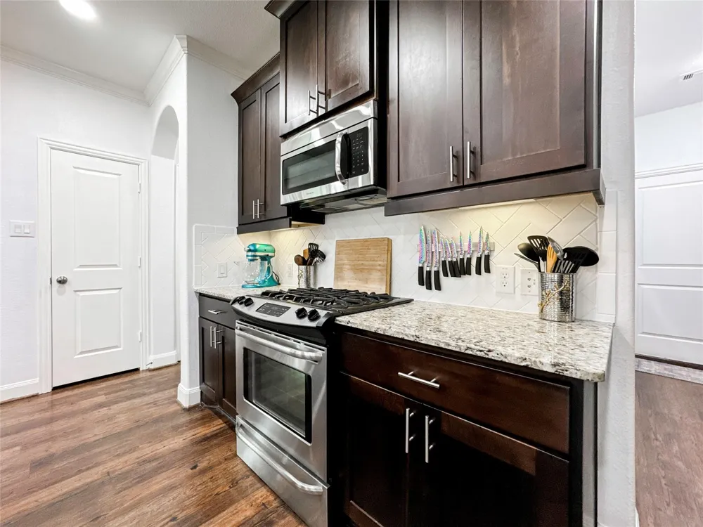717 Via Lago Webster, TX 77598