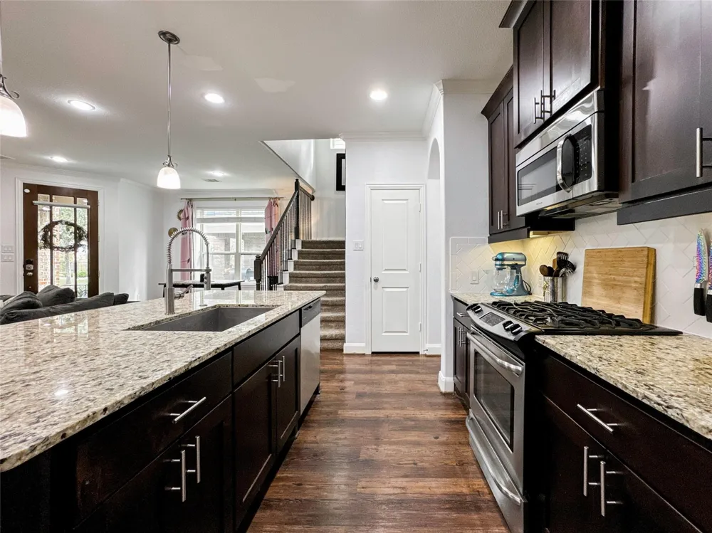 717 Via Lago Webster, TX 77598