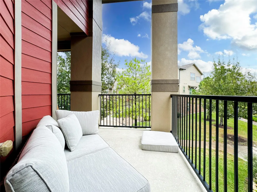 717 Via Lago Webster, TX 77598